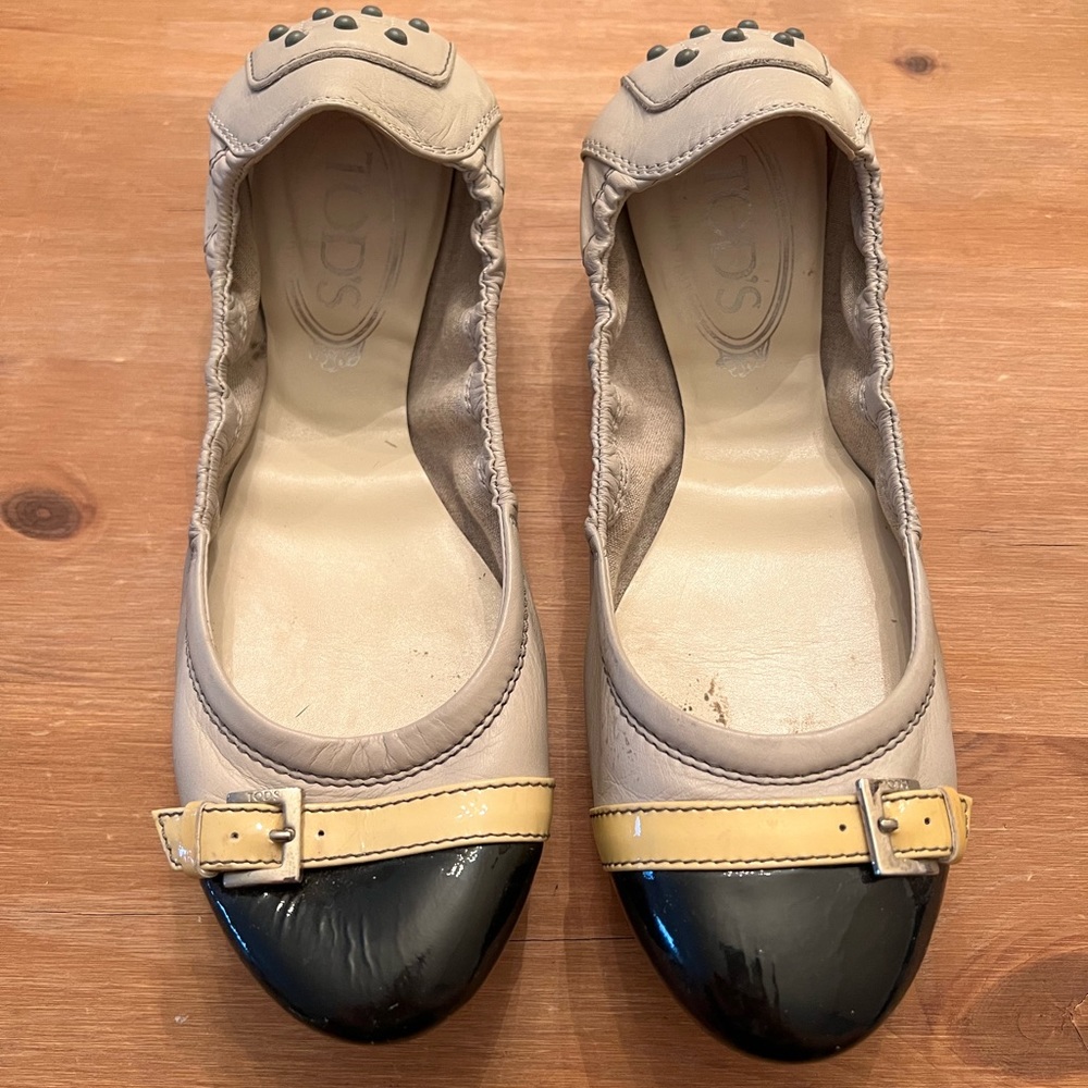 Womens Tod’s Beige/Grey Leather foldable ballet flat black patent cap toe 7 1/2.